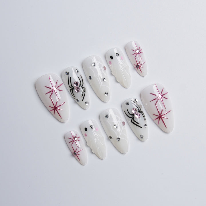 Kunstvolles Nagelset mit Edelstahl-Applikationen Karnz