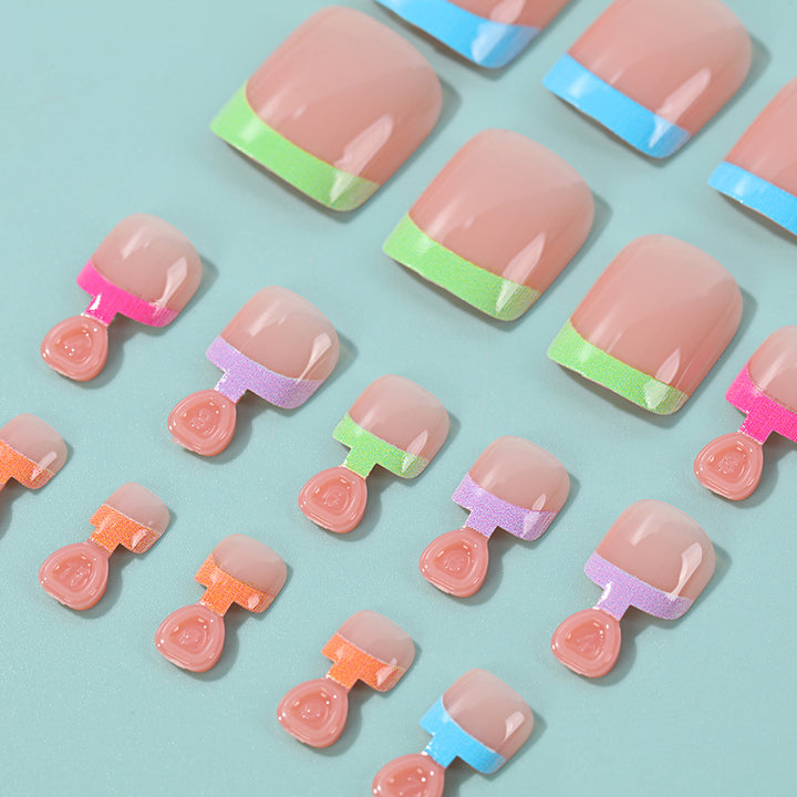 Kreatives Nagelset mit bunten Kunstnägeln Karnz