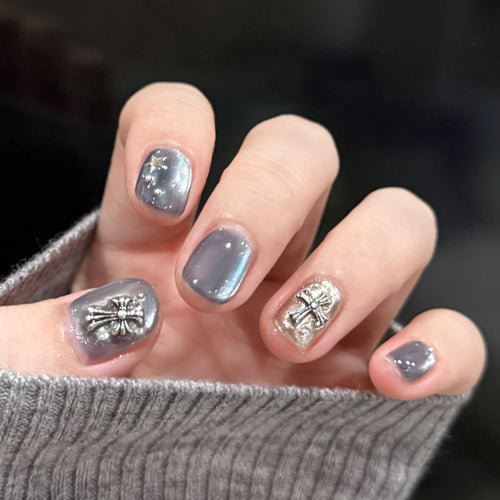Kunstnagelset mit Glamourösen Metallic-Effekten Karnz