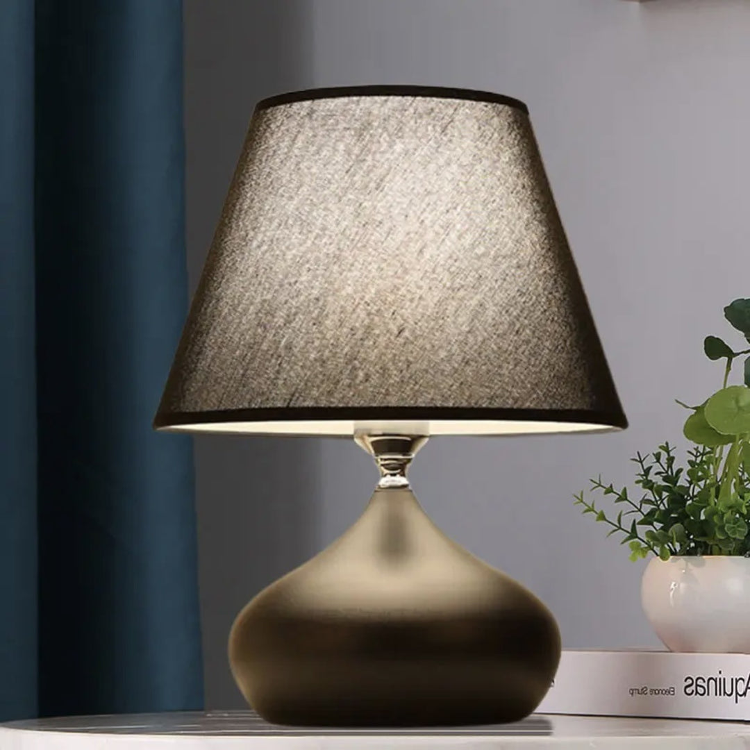 Tischlampe mit zeitgemäßem Design