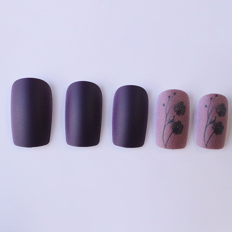Elegante Florale Matte Nagelkünste Karnz