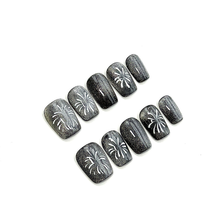 Elegantes Press-On-Nagelset mit künstlerischen Blumenakzenten