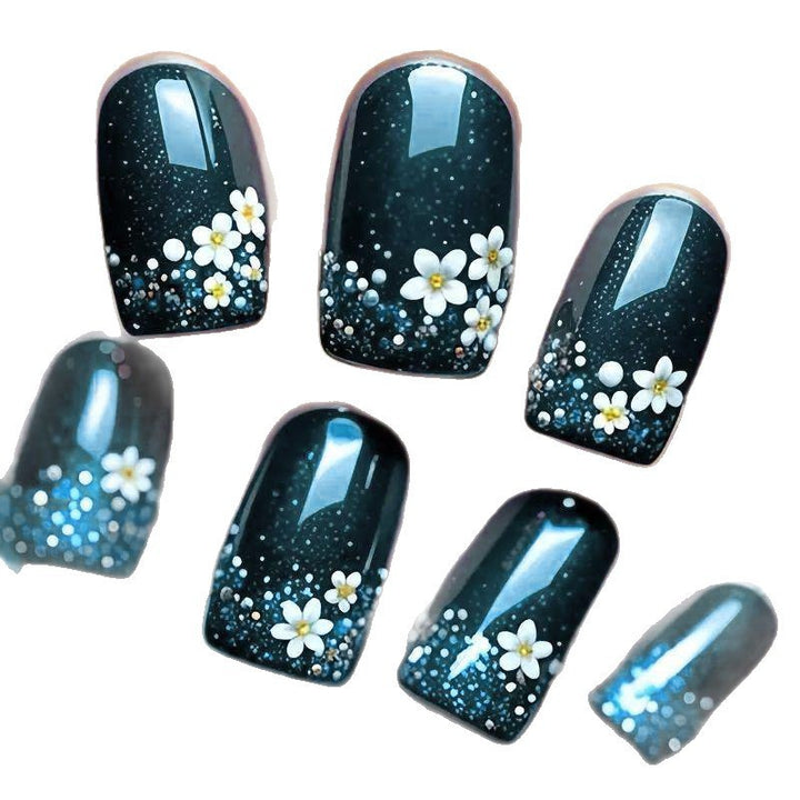 Kunstvolle Nagelspitzen mit Blütenmotiven Karnz