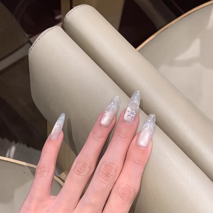Lange Stiletto-Nagelverlängerungen mit Glitter-Akzenten