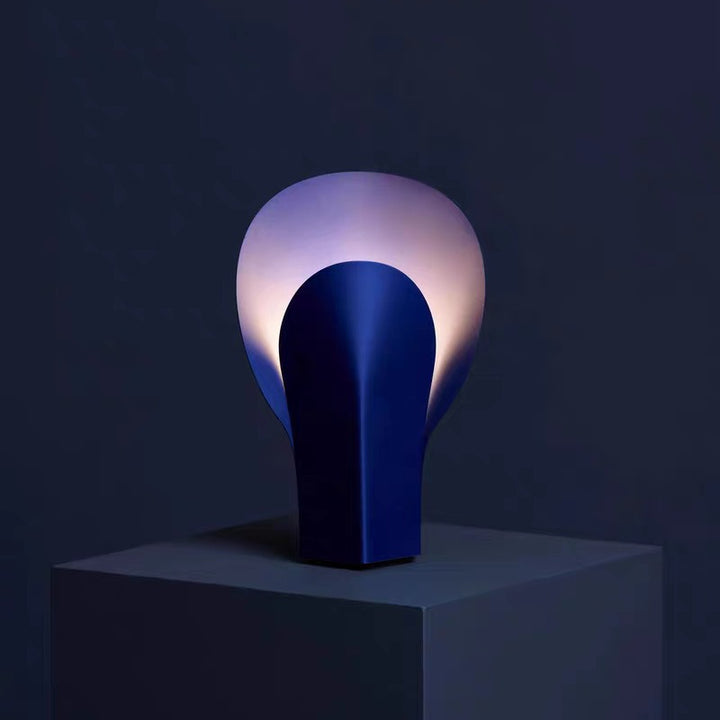 Moderne Minimalistische Tischlampe mit elegantem, geschwungenem Schirm