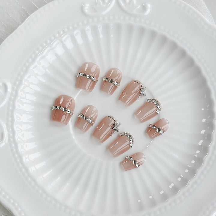 Elegantes Dekorativer Press-On-Nägel Set mit Strass-Akzenten