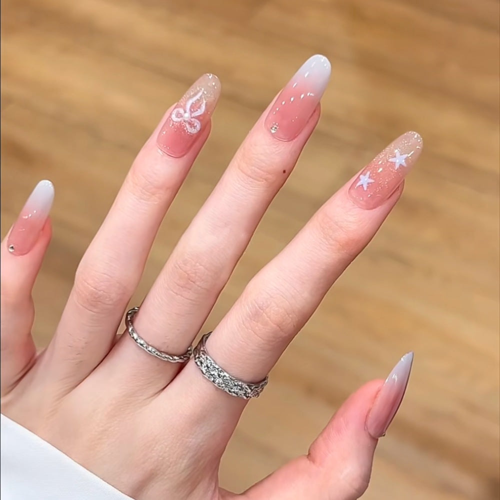 Künstlerisches Press-On-Nagelset mit floralen und glänzenden Akzenten Karnz