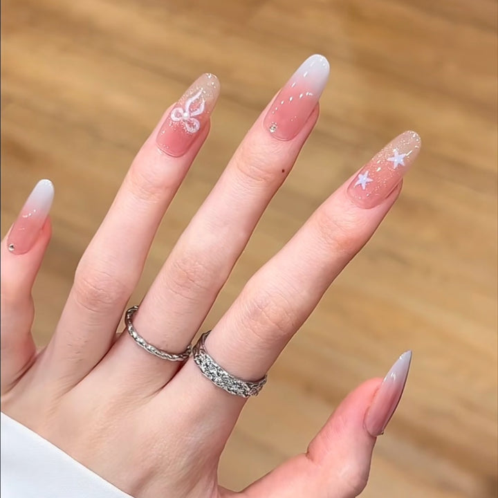 Künstlerisches Press-On-Nagelset mit floralen und glänzenden Akzenten Karnz