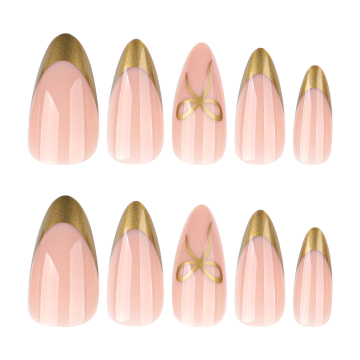 Elegante Nagelkunst mit Goldakzenten Karnz