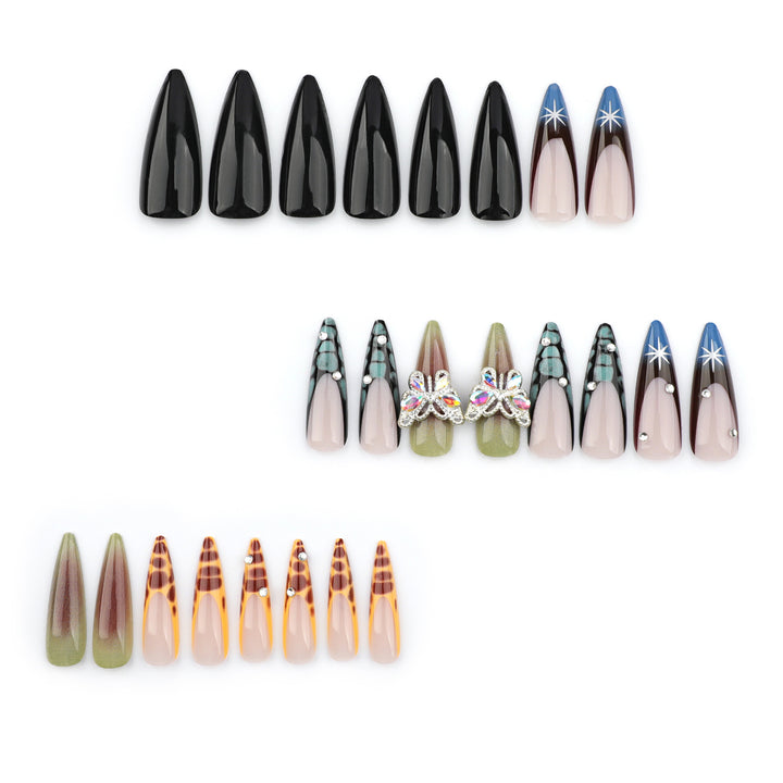 Kunstvolle Nagelverlängerungen mit eleganten Designs und Glitzer Karnz