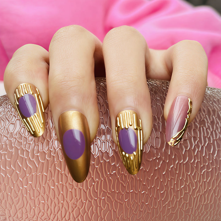 Künstlerisches Press-On-Nagelset mit Gold- und lila Akzenten Karnz