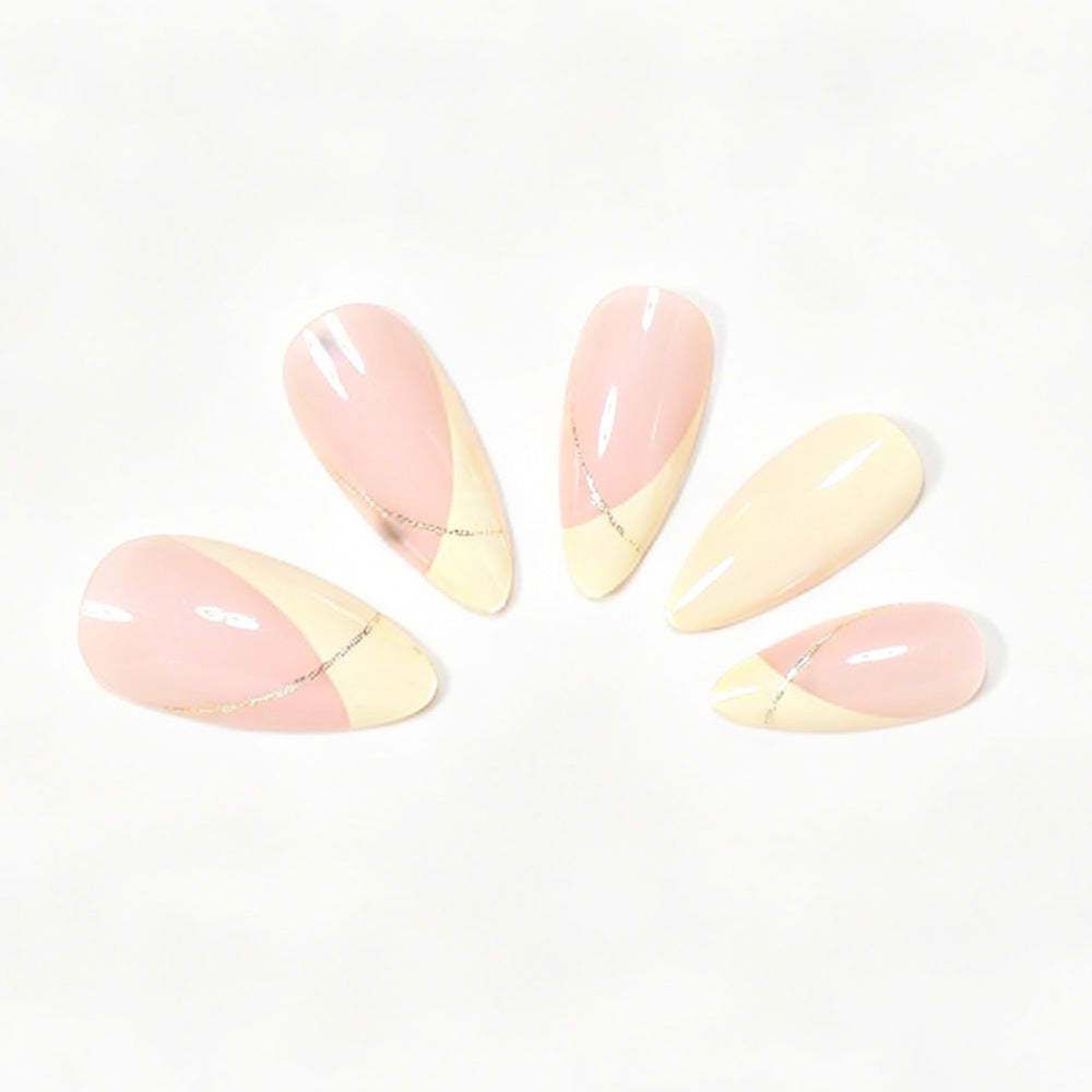 Elegantes French Tip Nagelkunst Set Karnz
