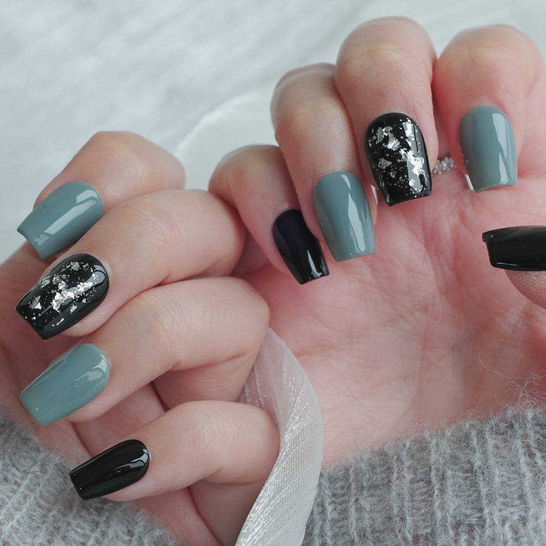 Künstlerisches Press-On-Nagelset mit glamourösen Designs