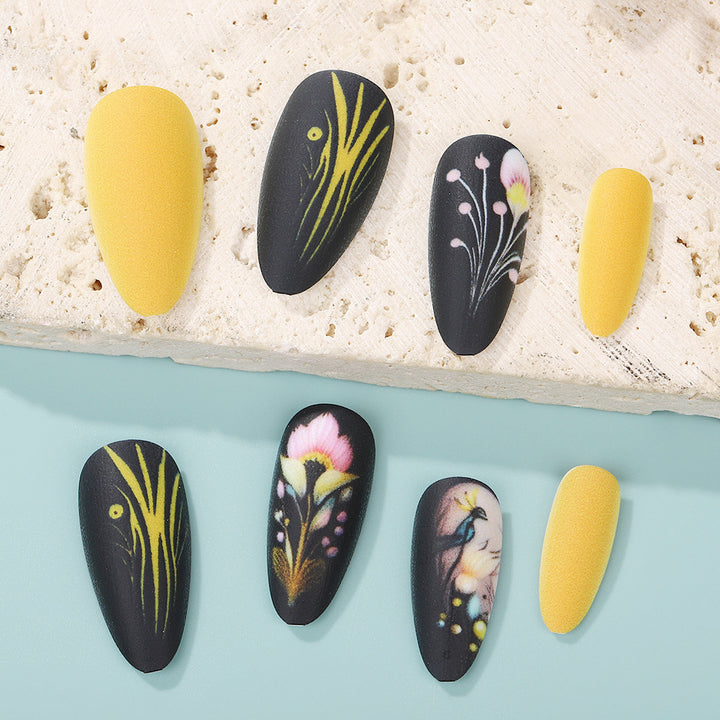 Kunstnägel mit floralen Mustern und Zubehör Karnz