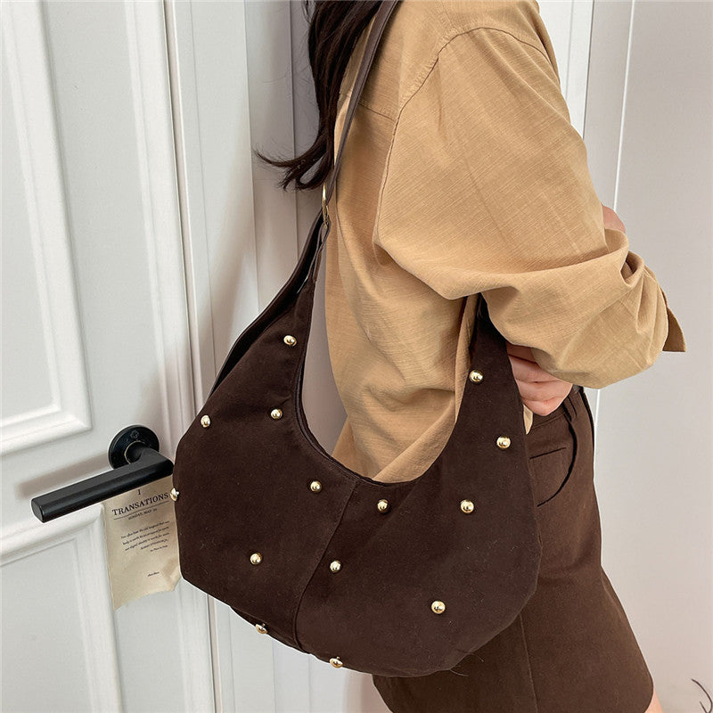 Texturiertes Wildleder Hobo Bag mit dekorativen Nieten Karnz