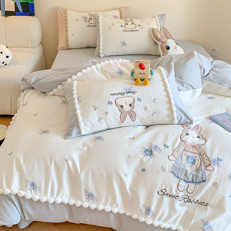 Kinderbettwäsche-Garnitur mit niedlichem Hasenmotiv und Pompon-Umrandung