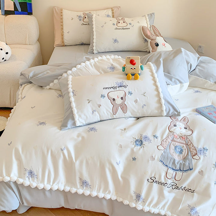 Kinderbettwäsche-Garnitur mit niedlichem Hasenmotiv und Pompon-Umrandung