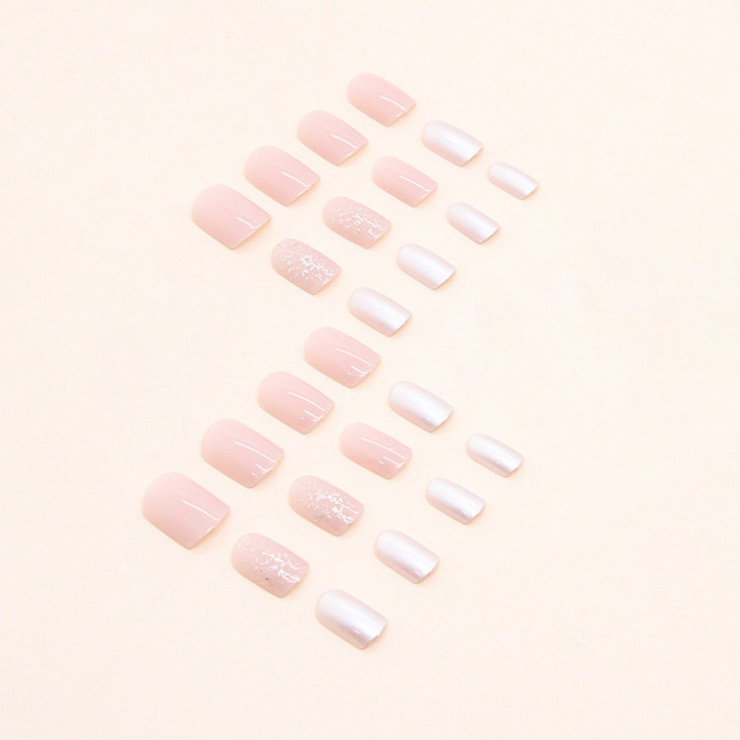 Eleganter Glänzender Press-On-Nagelset Karnz
