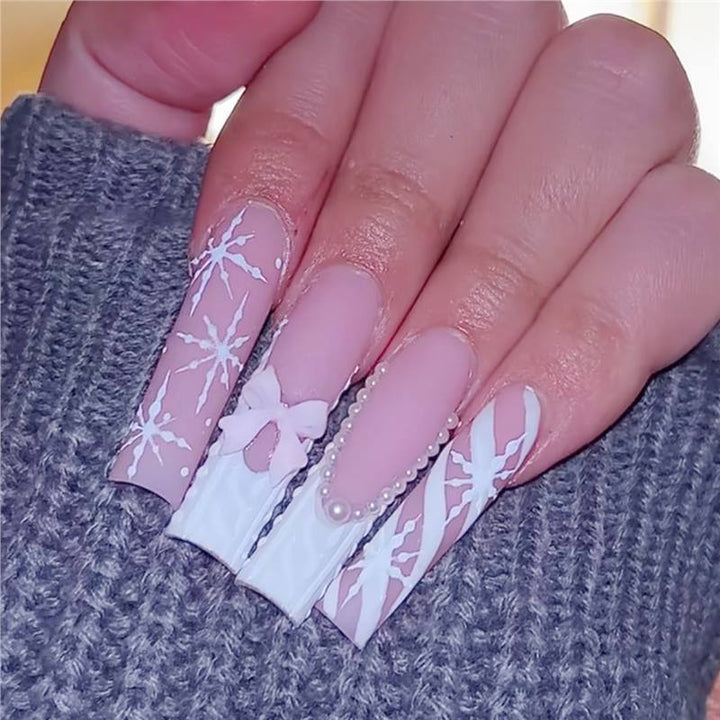 Dekorative Presse-Nagelkunst mit Perlen- und Schleifenakzenten Karnz