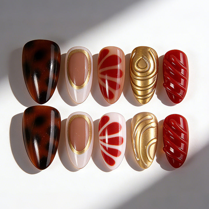 Kreatives Kunstnagelset mit bunten Designs und verschiedenen Texturen Karnz