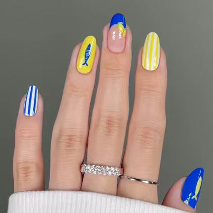 Künstlerische sommerliche Nagelkunstverzierungen Karnz
