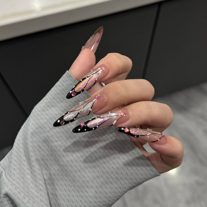 Kunstnagelspitzen mit Elegantem Designs und Glitzerakzenten Karnz