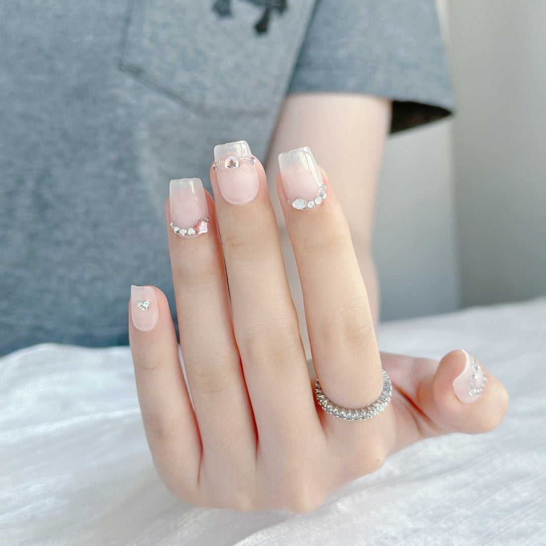 Dekoratives Press-On Nagelkunstset mit Schmuck- und Herzakzenten