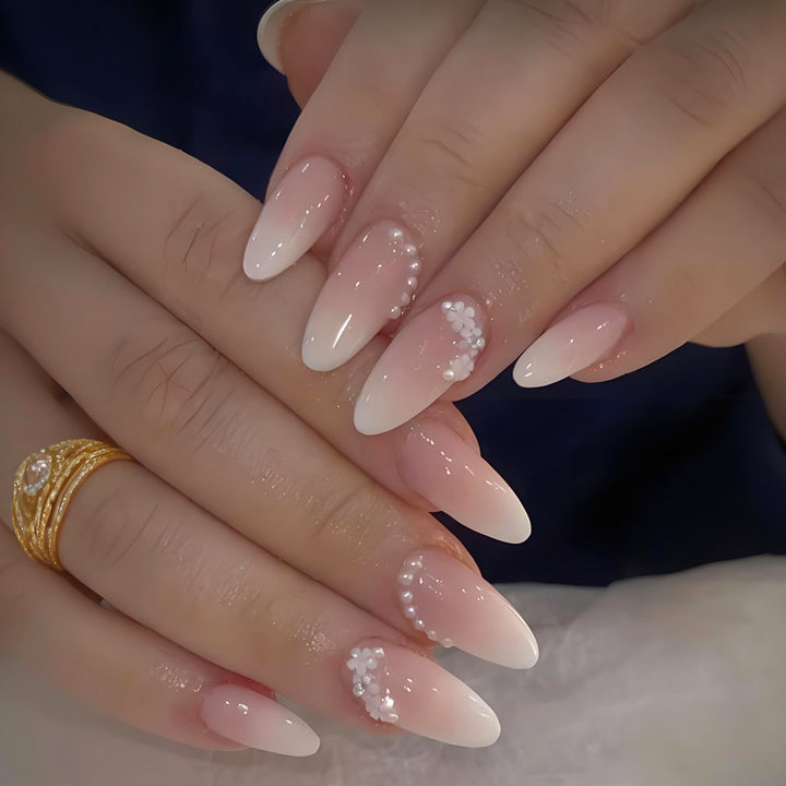 Kunstnagelset mit eleganten Ombre-Effekten und Glitzerakzenten Karnz