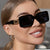 Damen modische Sonnenbrille im eleganten quadratischen Design mit luxuriösen goldenen Akzenten Karnz