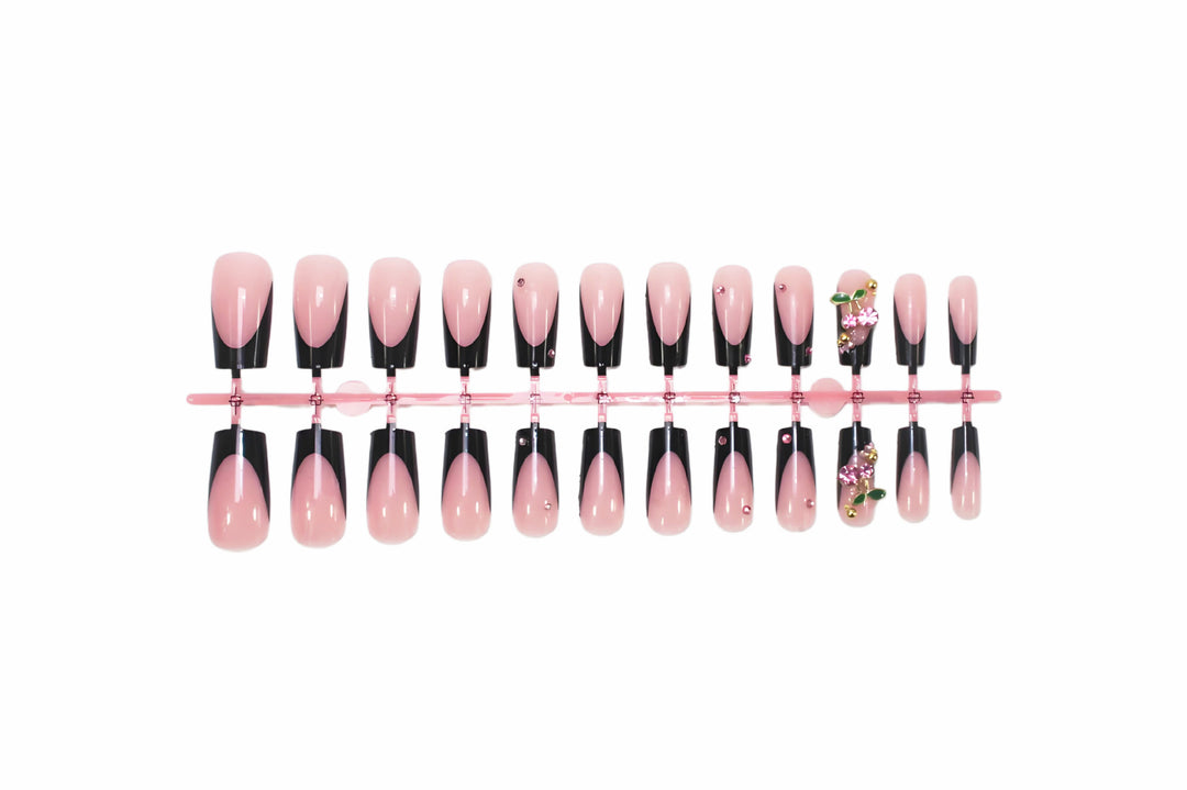 Kunstnagelset mit glamourösen Akzenten und eleganten Designs Karnz