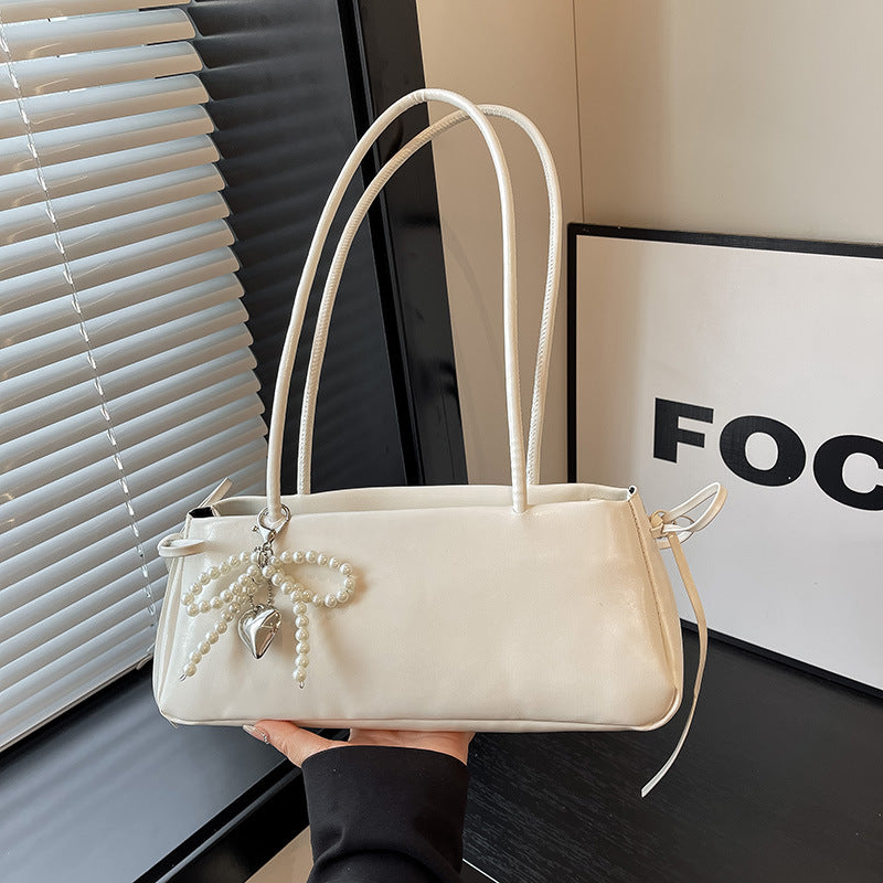 Elegant perlenverzierte Handtasche