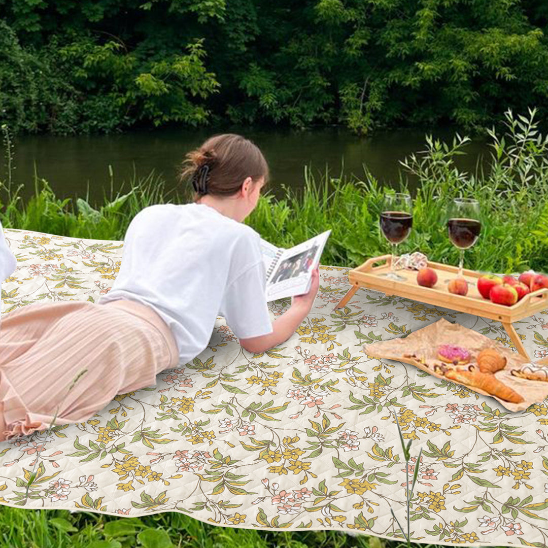 Gestepptes Picknick- und Stranddeckenset mit Trageband und wasserabweisender Rückseite