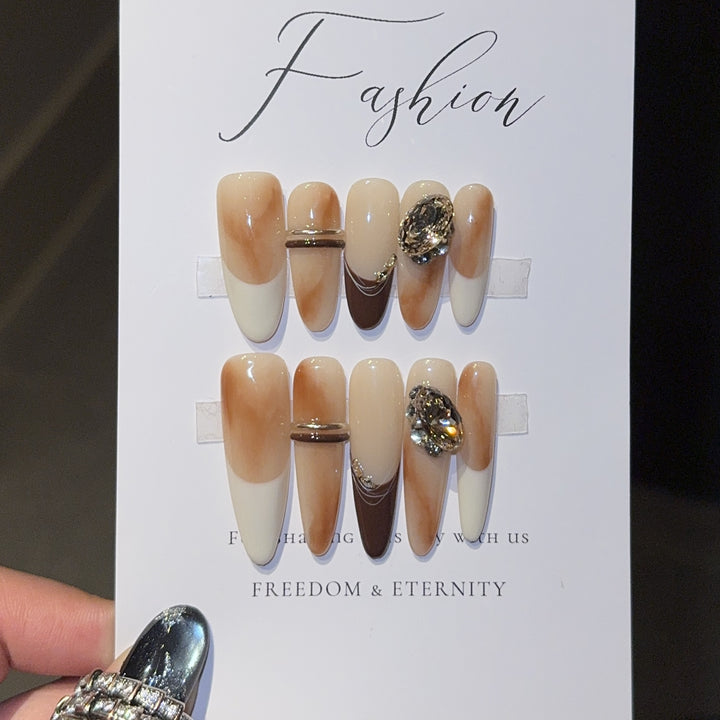 Kunstnagelset mit Elegantem Glamour-Design Karnz
