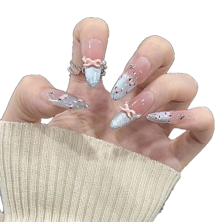 Künstlerisches Press-On-Nageldesign-Set mit floralen und Edelstein-Akzenten Karnz