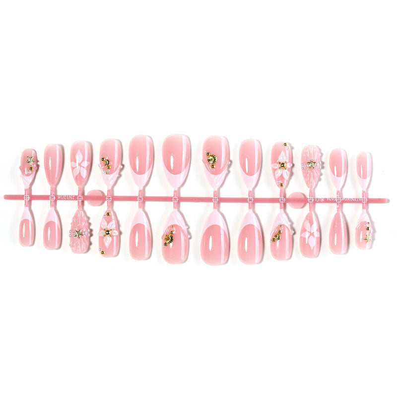 Kreatives Kunstnagelset mit floralen und eleganten Akzenten Karnz