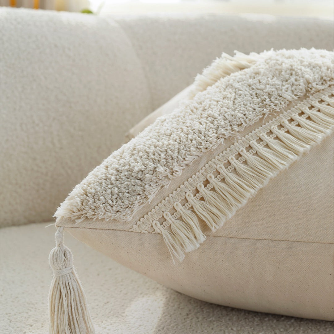 Quadratischer Boho-Kissenbezug mit diagonalem Teddy-Relief, Fransen und Eckquasten Karnz