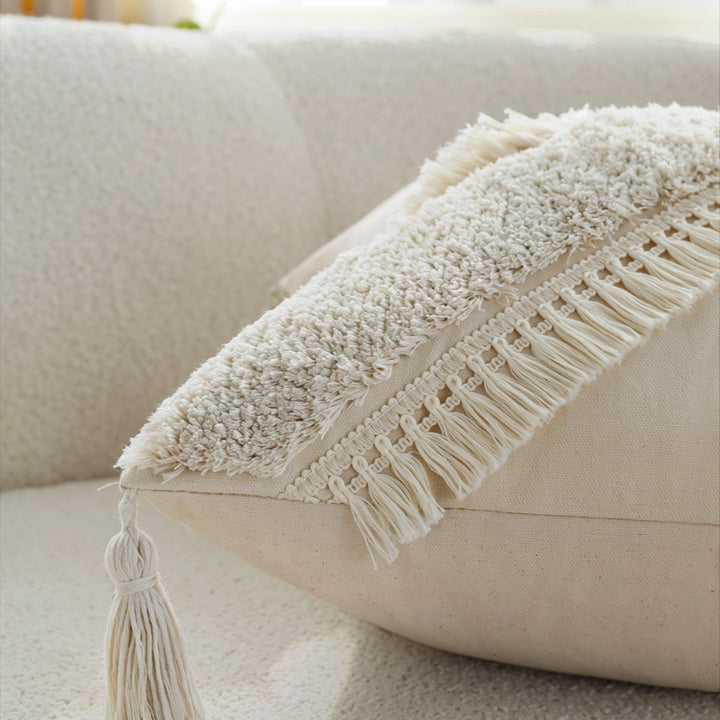 Quadratischer Boho-Kissenbezug mit diagonalem Teddy-Relief, Fransen und Eckquasten Karnz