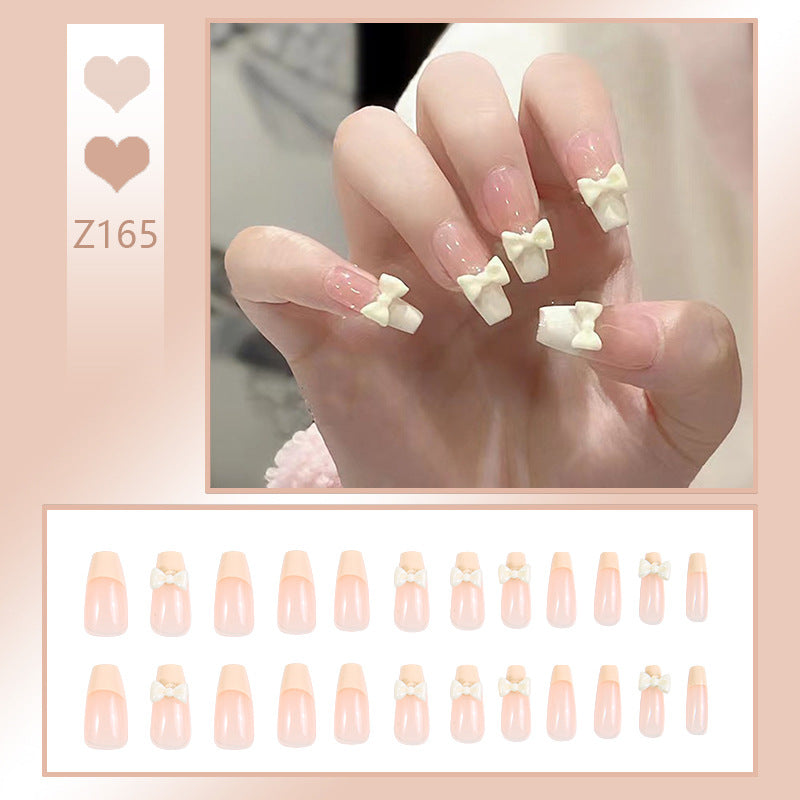 Kunstnagelset mit eleganten Glitzerverzierungen und schimmernden Akzenten Karnz