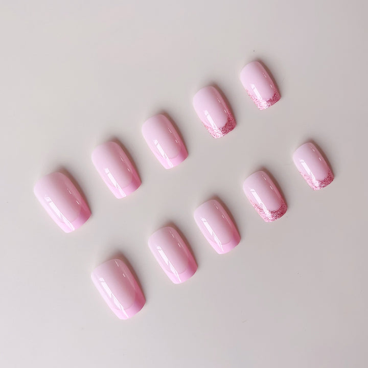 Glamouröse Kunstnagelspitzen mit funkelnden Akzenten Karnz