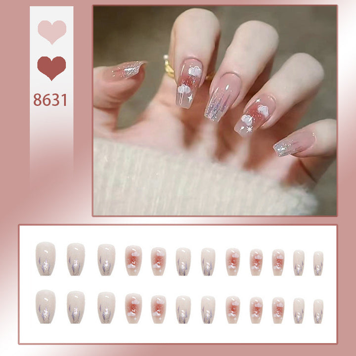 Kunstnagelset mit elegantem French-Tipp und Glitzerakzenten Karnz