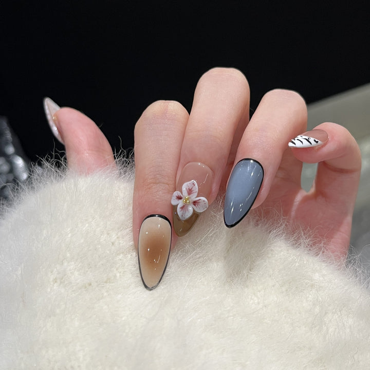 Künstlerisches Stiletto Press-On Nagelset mit floralem Akzent Karnz