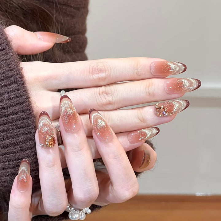 Glamouröse Kunstnägel mit Glitzer- und Steinakzenten Karnz