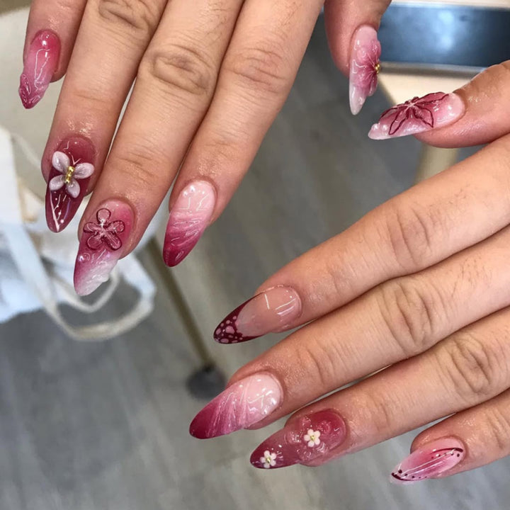 Kunstvolle Nagelverlängerungen mit floralen Details und Ombre-Effekt Karnz