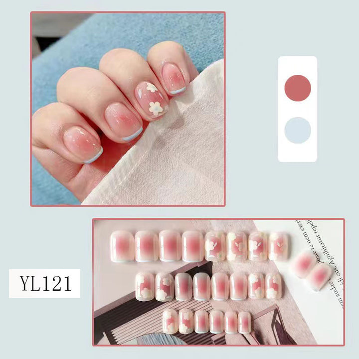 Kunstvolle Gel-Nägel mit zarten Blütenmotiven Karnz