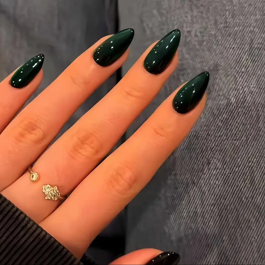 Kunstnagelset mit elegantem Hochglanz und Stiletto-Design Karnz