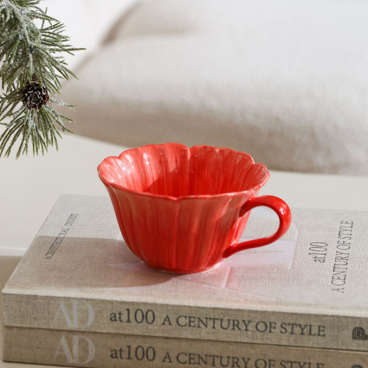 Keramiktasse mit Untertasse in Blütenform