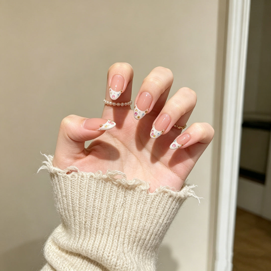 Dekoratives Press-On-Nagelset mit einzigartigem französischem Tippdesign