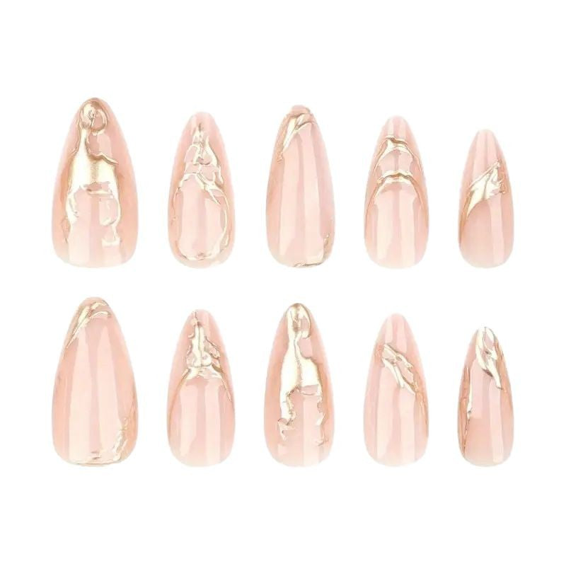 Elegante Stiletto-Nagelverzierungen mit goldenen Akzentdetails Karnz