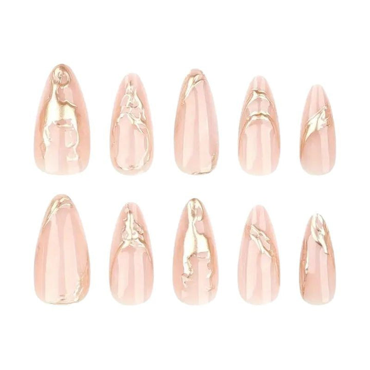 Elegante Stiletto-Nagelverzierungen mit goldenen Akzentdetails Karnz