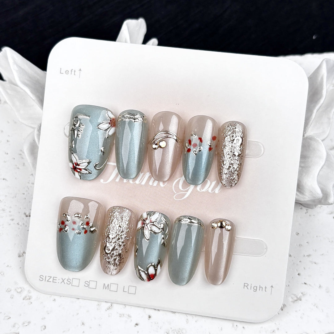Dekorativer Press-On Nagelkunst Set mit einzigartigen floralen Akzenten